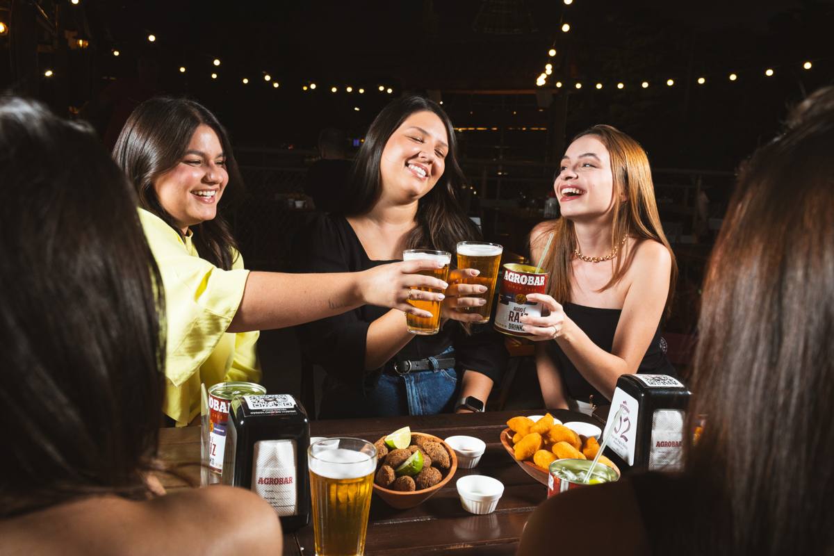 Amigas brindando à mesa