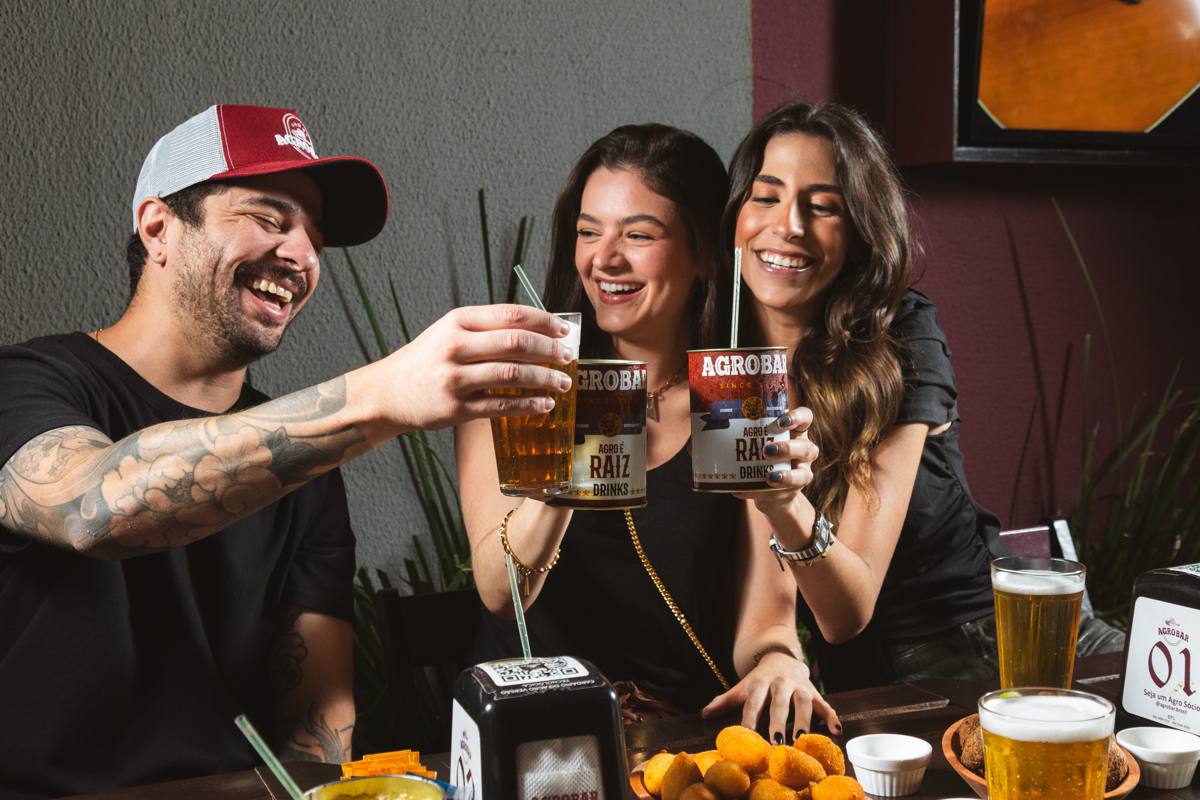 Amigos brindando com chopp